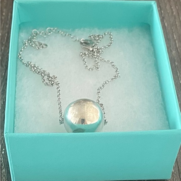 Elegant Silver Pendant Necklace - Picture 2 of 2